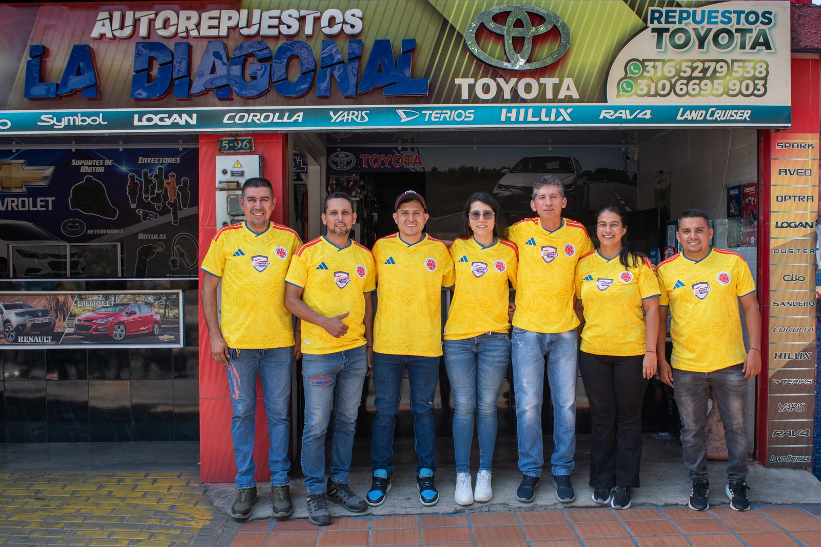 Equipo de Autorepuestos La Diagonal frente a su local en el barrio La Merced, Cúcuta